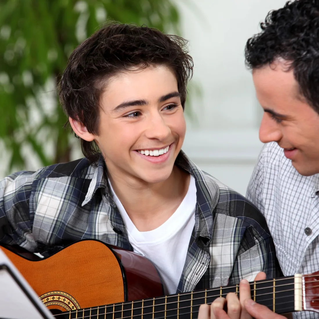 Gitarrenunterricht in Weißensee – Schüler:in mit Lehrkraft